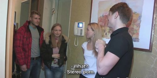 Fiatal lányok buliznak és kamerán örömüket lelik