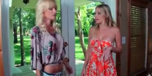 Forró konyhai kaland két vágyódó háziasszony között