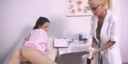 Ápolónő anális játékokban a beteggel