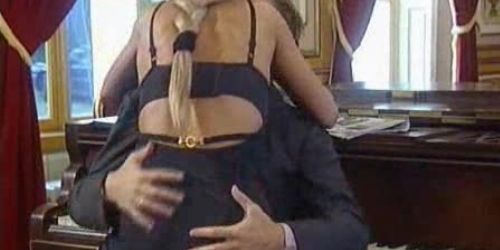 Szőke lány szájába vizelnek dupla áttörés után