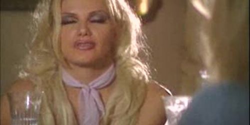 Szőke szexi csajok fürdőszobai kalandja