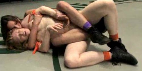 Vörös hajú lányok pankráció után strap-on szexelnek